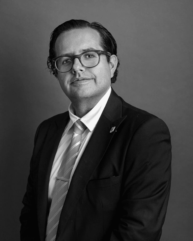 Retrato editorial de Mauricio Garita